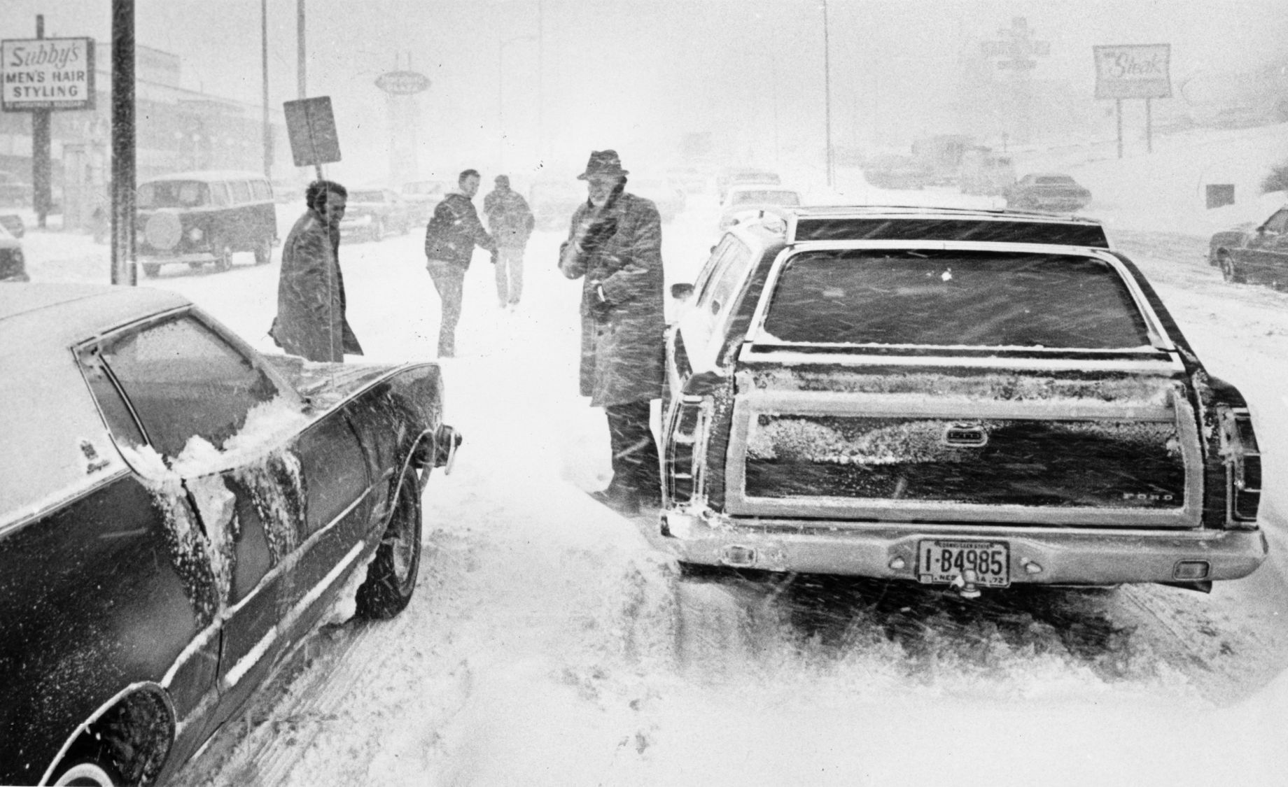 Motorists abandon their cars in search of shelter on 72nd Street during the blizzard on Jan. 10, 1975.